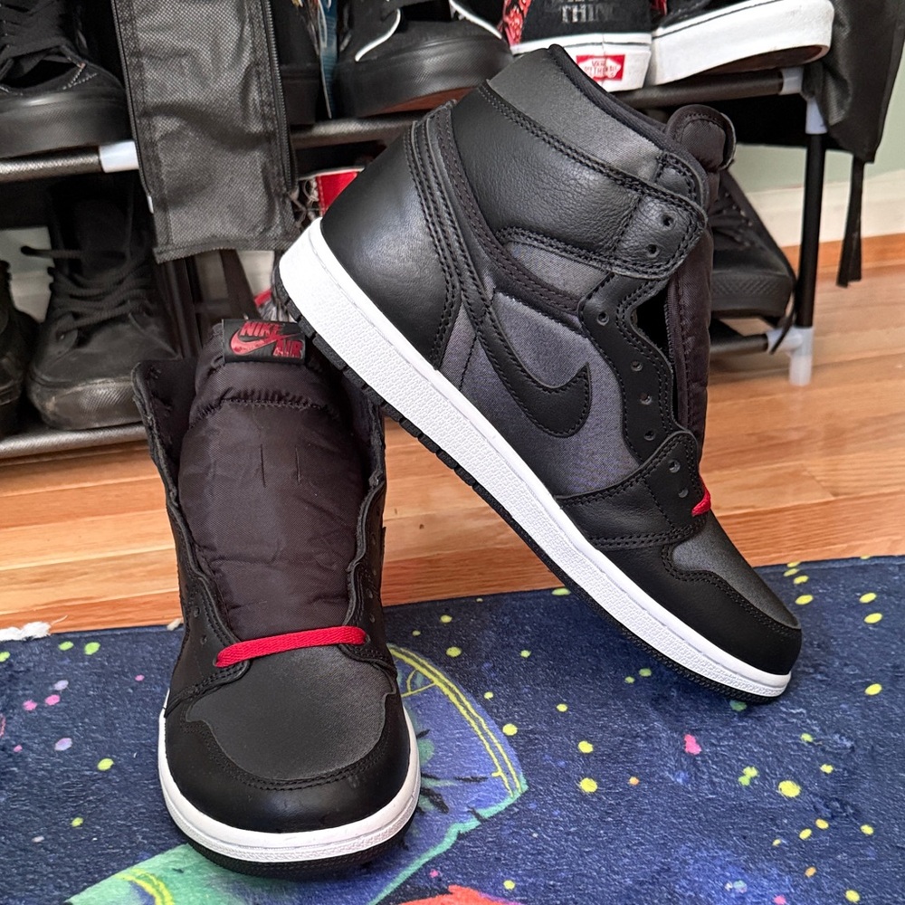 Nike Men's Black and Red Sneakers